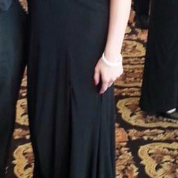 Beautiful black gown - Picture 5 of 7